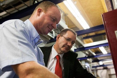Kaeser Ingenieur Hages und ZF Friedrichhafen Mitarbeiter Baumgarten im Gespräch