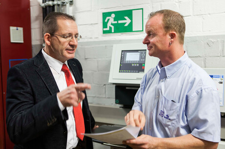 Kaeser Kompressoren Ingenieur Hages und ZF Friedrichshafenmitarbeiter Baumgarten sprechen über die Pläne der Druckluftstation