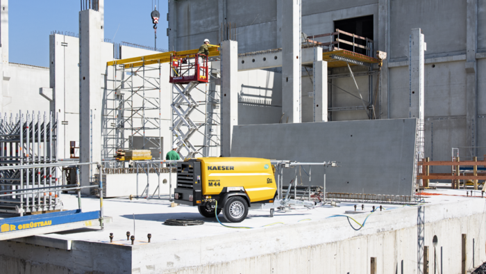 MOBILAIR M44 im Einsatz auf der Baustelle.