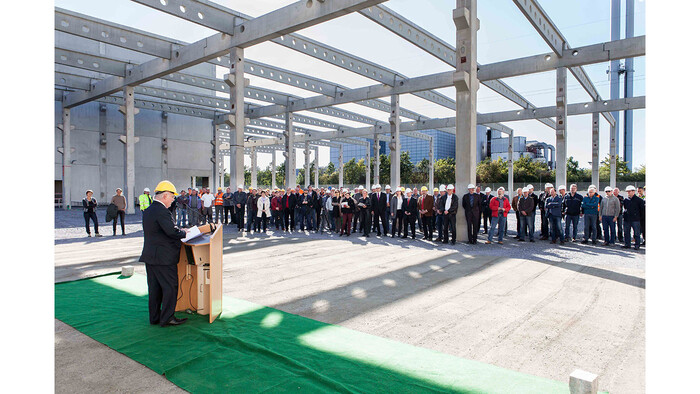 Thomas Kaeser beim Richtspruch für die Produktionshalle 11 in Coburg.