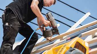 Auch für Druckluftnageln liefert der KAESER Handwerkerkompressor i.Comp 3 immer die bedarfsgerechte Druckluft.