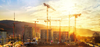 Druckluftkompressor im Baustelleneinsatz – Leistungsstarke KAESER KOMPRESSOREN-Technologie für vielseitige Druckluftanwendungen auf dem Bau.